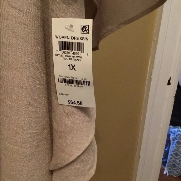 JM Collection tan shirt with lace V neck and cape like sleeves. - Picture 3 of 4